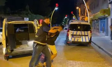 Yakalanmamak için uyuşturucu maddeyi ve kazandığı paraları balkondan attı #izmir Yakalanmamak için uyuşturucu maddeyi ve kazandığı paraları balkondan attı #izmir