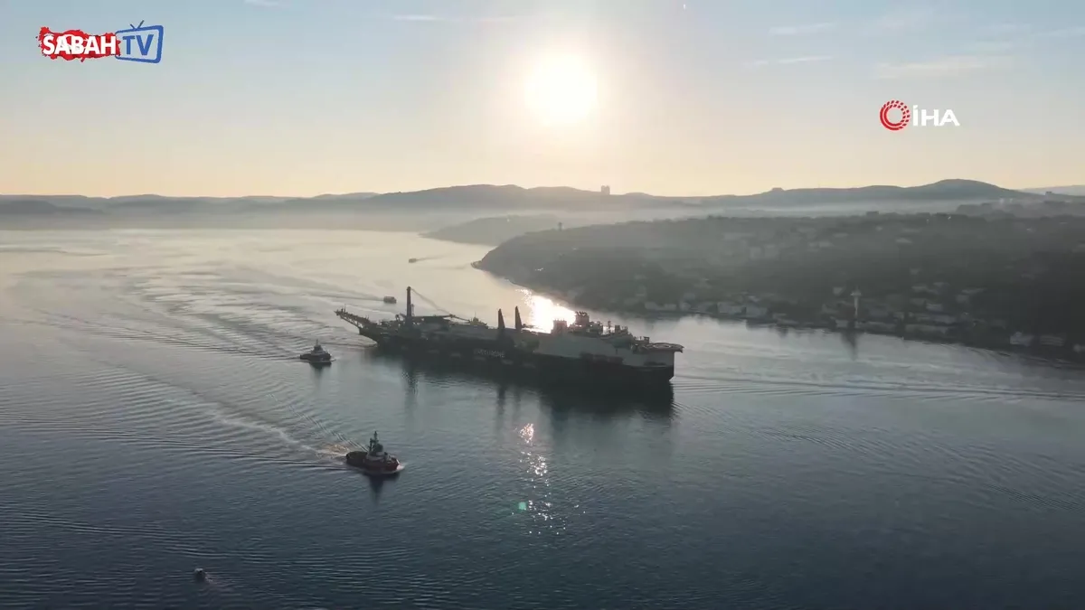 325 metrelik dev boru döşeme gemisi İstanbul Boğazı’ndan geçiş yaptı | Video videosunu izle 325 metrelik dev boru döşeme gemisi İstanbul Boğazı’ndan geçiş yaptı | Video videosunu izle