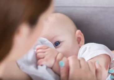 Anne ve bebek arasındaki iletişimin en büyük parçası: emzirme!