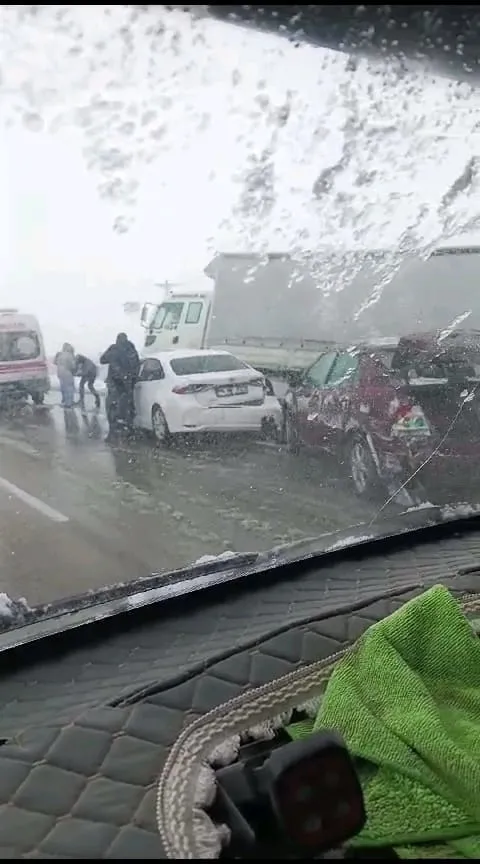 kirsehirde-kar-ve-firtina-zincirleme-kazalara-neden-oldu-10-yarali-1732444372200.jpg