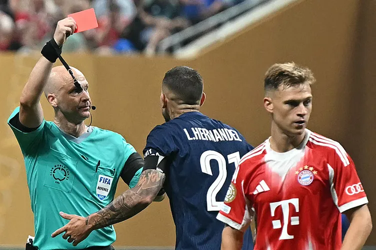 PSG - Bayern Münih maçında ayağı kırıldı! Futbolcular gözyaşlarını tutamadı