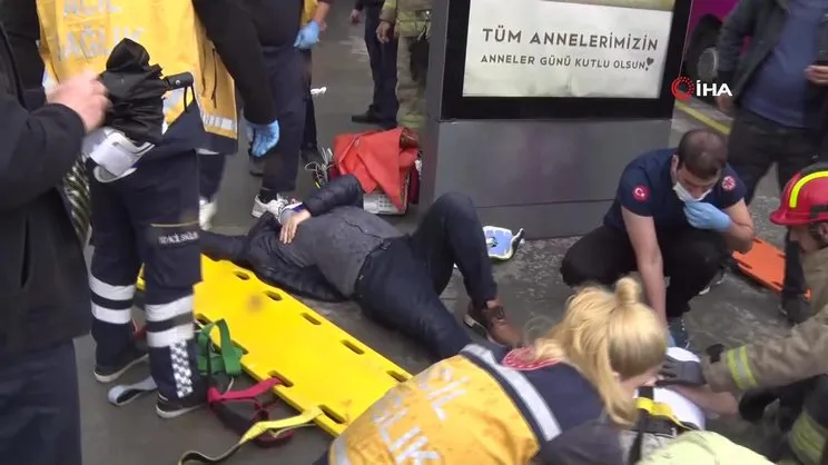Beylikdüzü Haramidere'de metrobüs başka bir metrobüse çarptı! Yaralılar var... | Video