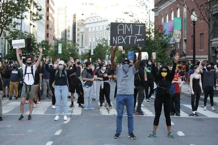 ABD'de öfke kaosa döndü| Washington'da sokağa çıkma yasağı ilan edildi! George Floyd'un öldürülmesinin ardından başlayan protestolarda son dakika gelişmeler...