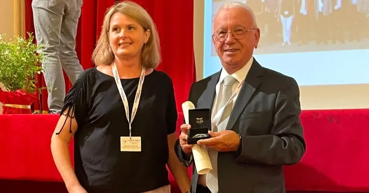 Prof. Dr. Hüsnü Can Başer’e Onur Madalyası