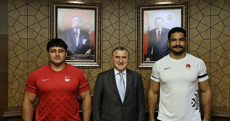 Gençlik ve Spor Bakanı Osman Aşkın Bak, şampiyon güreşçileri kabul etti!