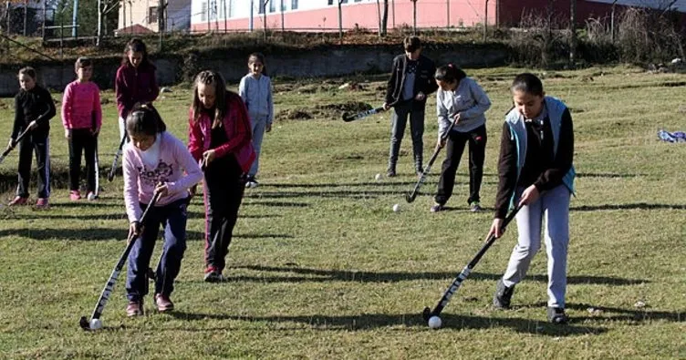 Taşımalı eğitim öğrencileri çim hokeyi öğreniyor