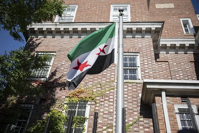 Washington’da ’tarihi an’: Suriye bayrağı 10 yıl sonra göndere çekildi