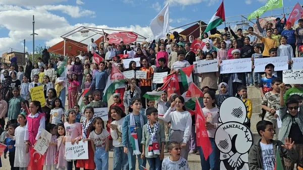 sanliurfada-cocuklar-gazze-icin-yuruyup-gazzeli-cocuklar-olmesin-diye-haykirdilar-1745138241900.jpg