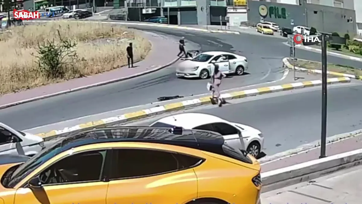 Esenyurt’ta otomobil, ters yönde giden scooter sürücüsüne çarptı | Video videosunu izle Esenyurt’ta otomobil, ters yönde giden scooter sürücüsüne çarptı | Video videosunu izle