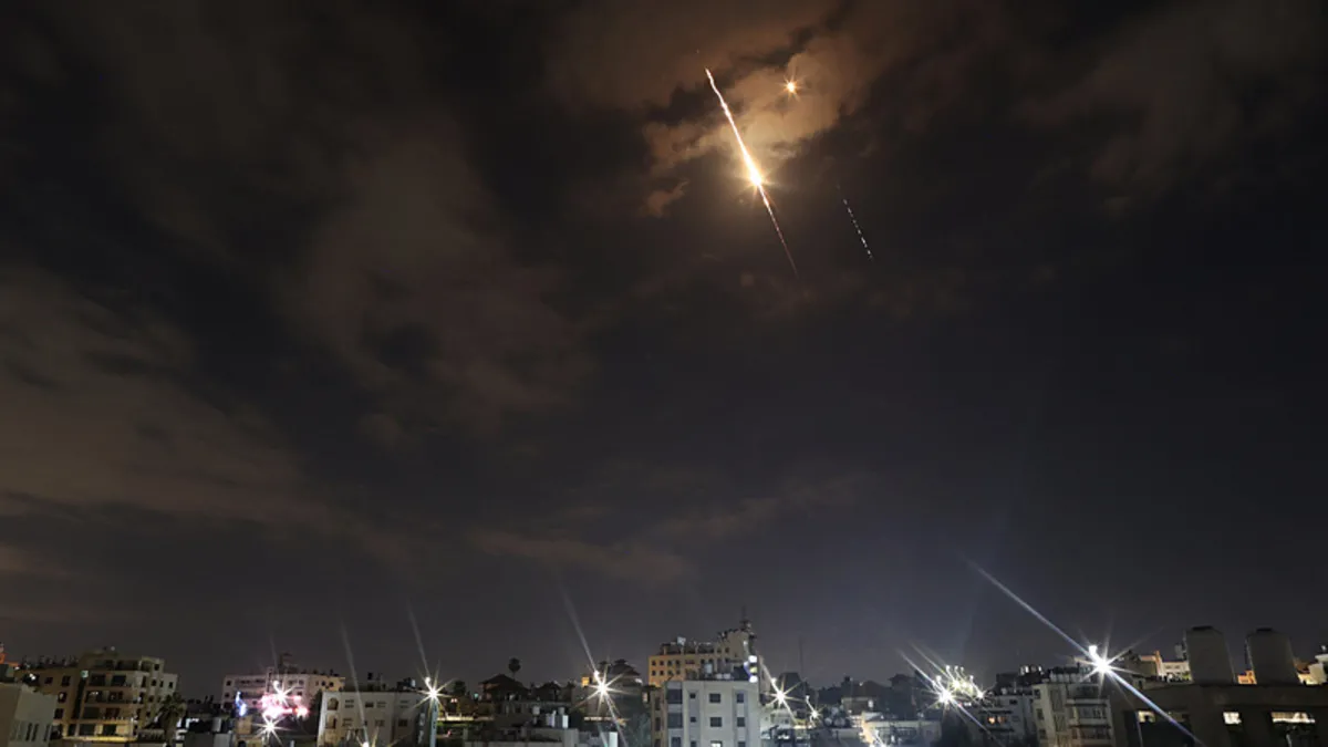 İran: Dubai’de Ukrayna’ya ait sistem deposu vuruldu İran: Dubai’de Ukrayna’ya ait sistem deposu vuruldu