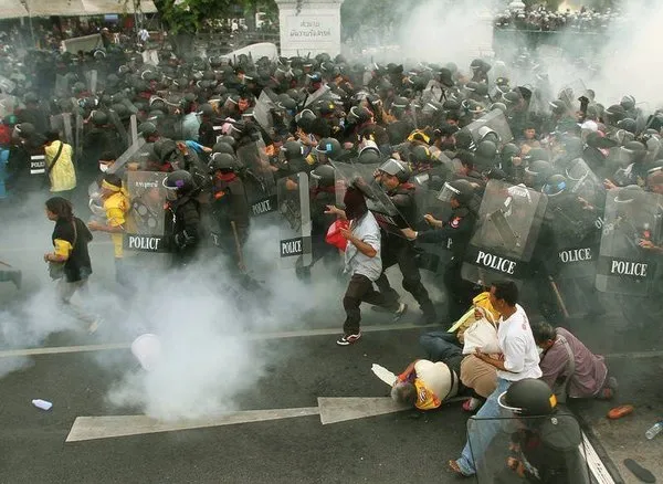 Tayland'da on binlerce protestocuya karşılık 15 bin polis
