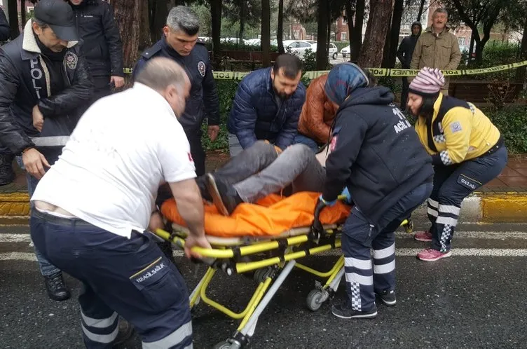 İstanbul’da hareketli dakikalar! BorçMustafa D. bacağından yaralanırken, o sırada oradan geçmekte olan polis ekipleri saldırgana müdahale etti. Saldırgan etkisiz hale getirilerek gözaltına alınırken yaralı Mustafa D. bir süre kaldırımda oturarak sağlık ekiplerinin gelmesini bekledi.  VATANDAŞLARDAN İLK YARDIM  Bu sırada vatandaşlar yerde buldukları bir lastik iple yaralı adamın bacağını bağlayarak kan kaybetmesini önlenmeye çalıştı. Olay yerine gelen 112 ekipleri yaralıya ambulansta yaptıklar ilk müdahalenin ardından Bakırköy Dr.Sadi Konuk Eğitim Araştırma Hastanesi’ne götürürdü. Olay yeri inceleme ekipleri de silahlı saldırının yaşandığı noktada çalışma yaptı. Olayı gören bir vatandaş,  Ben lastik patladı sandım bir daha aynı sesi duyunca silah olduğunu anladım. Dışarı baktığımda vuran kişi diz çökmüş polis ekiplerine teslim oluyordu diye konuştu.lu olduğu adamı vurdu...
