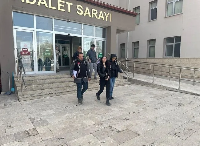 suc-makinesi-kadindan-skandal-cagri-gordugumuz-her-akpliyi-indiriyoruz-silahlar-benden-1743077484623.jpg