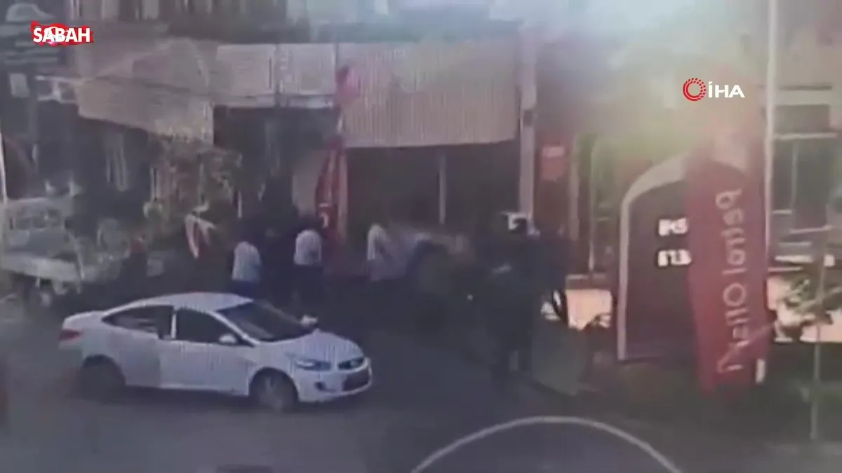 Trafik kavgasının böylesi… ‘Önüne bak’ dedi, ortalık savaş alanına döndü | Video Trafik kavgasının böylesi… ‘Önüne bak’ dedi, ortalık savaş alanına döndü | Video