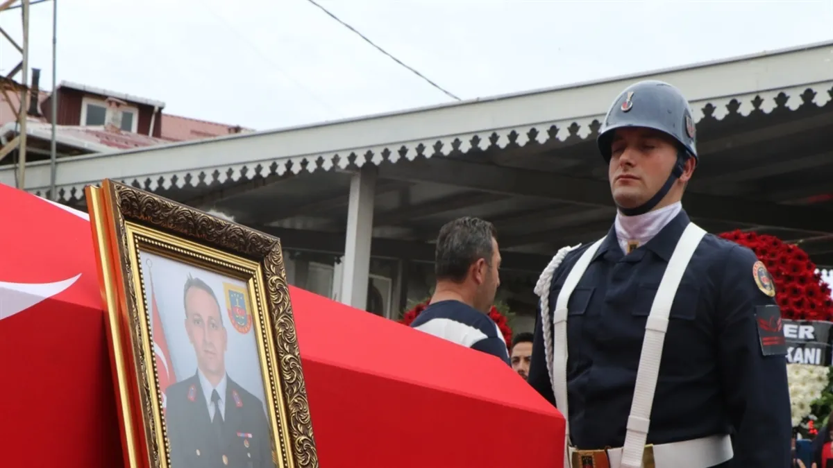 Şehit Jandarma Uzman Çavuş Mehmet Demirbaş memleketi Samsun’da son yolculuğuna uğurlandı Şehit Jandarma Uzman Çavuş Mehmet Demirbaş memleketi Samsun’da son yolculuğuna uğurlandı