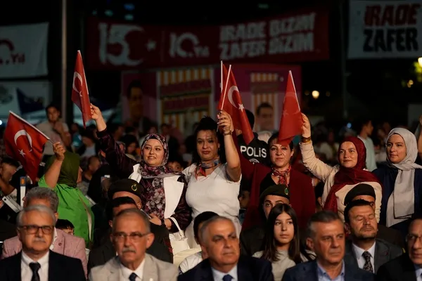gaziantepte-15-temmuz-coskusu-binlerce-vatandas-yine-meydana-indi-1784192054525.jpg