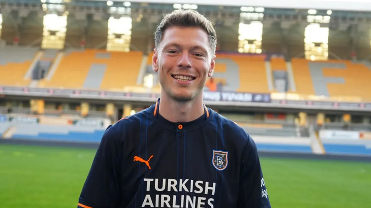 Başakşehir forması giyen Andreas Skov Olsen