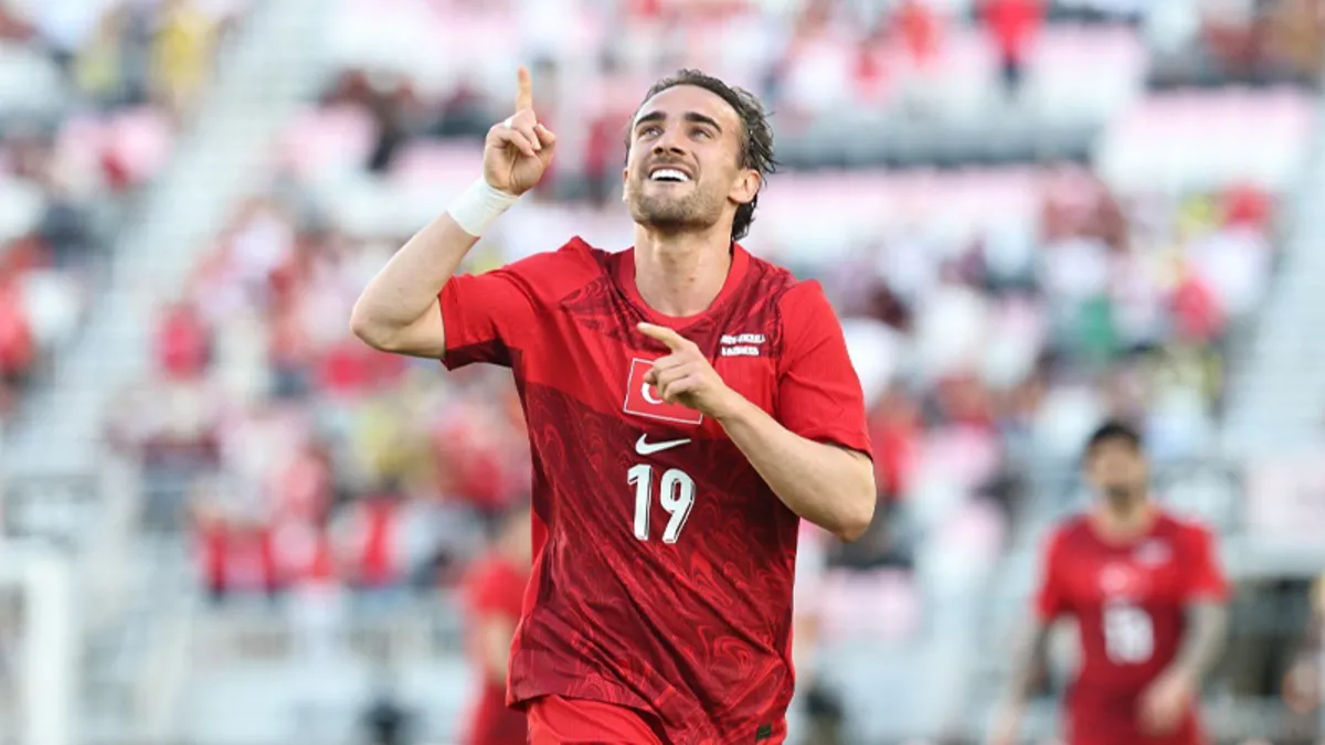 Yunus Akgün futbol maçı sonrası açıklama yapıyor
