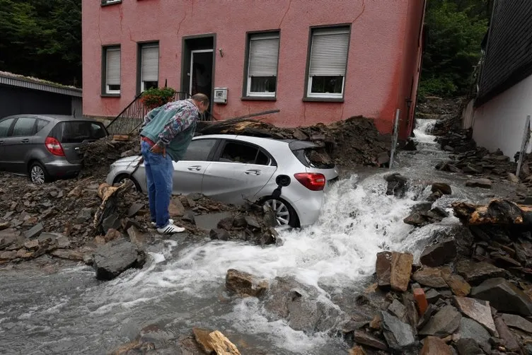 Almanya’da sel felaketi: 6 bina çöktü: Çok sayıda ölü ve kayıp var...