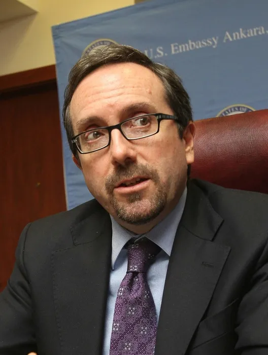 10 soruda John Bass Türkiye'de ne yapmak istedi?