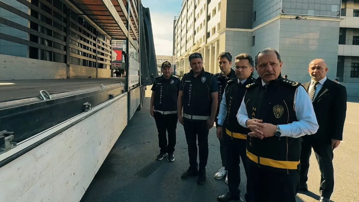 İstanbul Emniyeti'nin uyuşturucu operasyonunda ele geçirilen eroin paketleri.