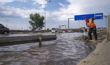 Ankara'da sağanak caddeleri göle çevirdi #ankara