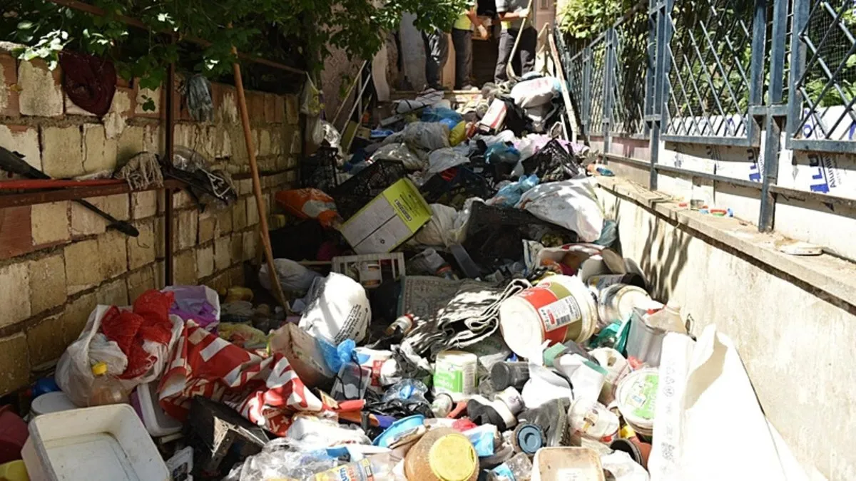 Antalya’da çöp ev operasyonu: 20 kamyon çıkarıldı!