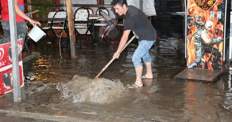 Şiddetli yağış sele dönüştü birçok ev dükkanı su bastı