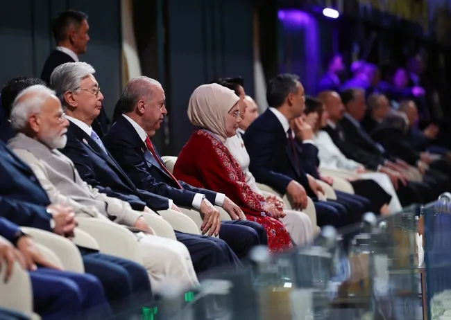 emine-erdogan-gecmisten-bugune-tasinan-kadim-geleneklerin-gorkemine-taniklik-ettik-1788202277760.jpg Emine Erdoğan: “Geçmişten bugüne taşınan kadim geleneklerin görkemine tanıklık ettik”