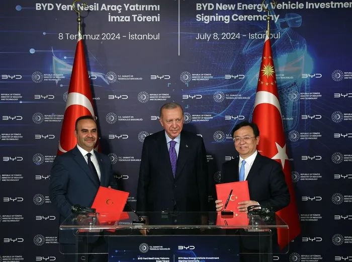 son-dakika-baskan-erdogan-byd-yonetim-kurulunu-kabul-etti-turkiyede-yatirima-yonelik-anlasma-imzalandi-1720446515660.jpg SON DAKİKA | Çinli BYD'den Türkiye'de dev yatırım! 1 milyar dolarlık anlaşma imzalandı