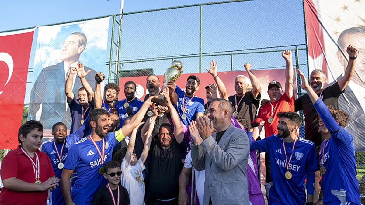 Şahinbey Belediyesporlu futbolcuların kupayı kaldırdığı an