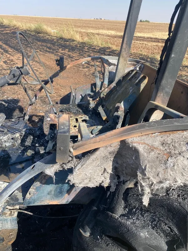 tarlada-saman-presleyen-traktor-aniz-yangininda-hurdaya-dondu-1751290728941.jpg