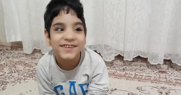 4,5 yaşındaki Yusuf Eymen artık daha dik ve uzun süre oturabiliyor