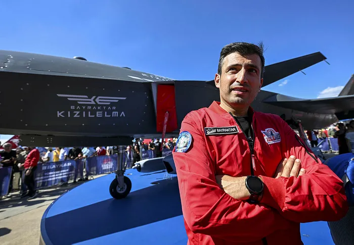 selcuk-bayraktar-teknofest-acilis-toreninde-konustu-dunyanin-gelecegini-turkiyeden-insaa-edecegiz-1727866557096.jpg
