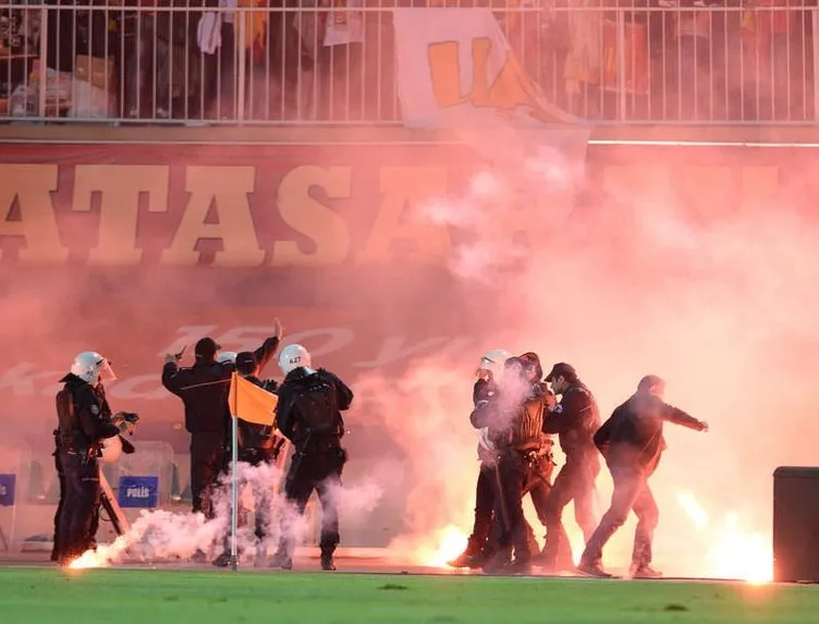 Türkiye Kupası final maçında sahaya meşale yağdı