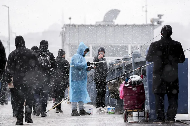 son-dakika-hava-durumu-uyarisi-istanbula-kar-geliyor-sicakliklar-10-derece-birden-dusecek-o-ilcelerde-yasayanl-1771395257863.jpg