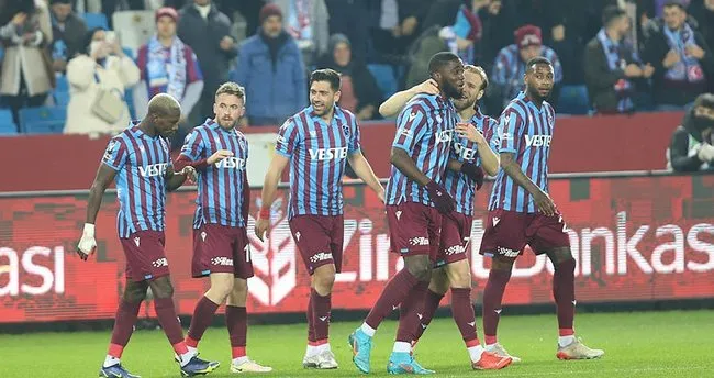 Son dakika: Trabzonspor, Antalyaspor karşısında ilk yarıyı önde bitirdi!