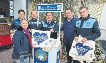 Aliağa’da belediye bez çanta dağıtıyor