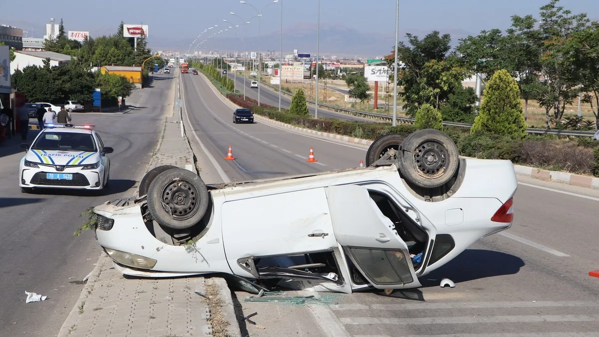 Karaman'da trafik kazası yapan takla atmış otomobil ve olay yerine gelen ambulanslar.