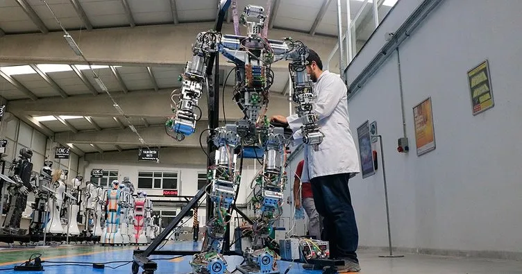 Adım atan insansı robot ’Akıncı-4’ görücüye çıktı