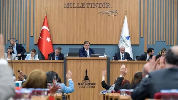 sebnem-bursali-aksoy-kasikla-veriyor-gibi-yapip-kepceyle-aliyorlar-1779297970156.jpg
