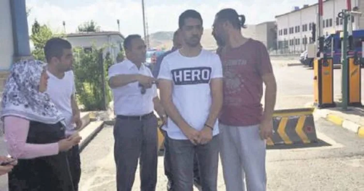 ‘Hero’ yazılı tişörtle gözaltına alındı