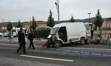 Ters yolda bariyere çarpan minibüsün sürücüsü öldü, polis alarma geçti