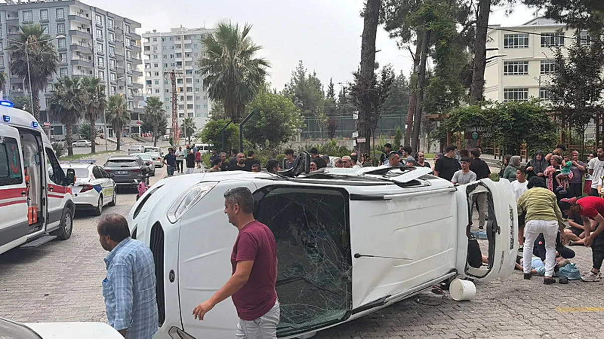 Osmaniye'de 2 otomobilin çarpıştığı kazada 5 kişi yaralandı