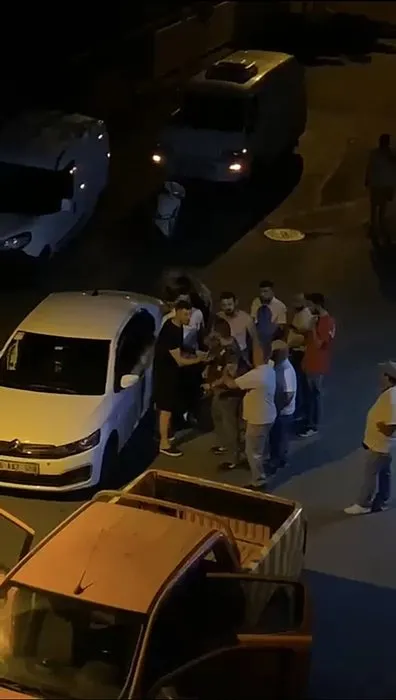 İBB çalışanları resmi araçla yol kesti! Otomobil sürücüsünü böyle darbettiler