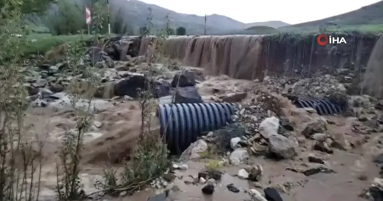 Tomarza’da taşkın suları ana yolu aştı