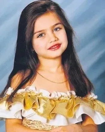 Çocukluk fotoğrafı ortaya çıktı! Türkiye güzeli olan bu ünlüyü tanıyabildiniz mi?