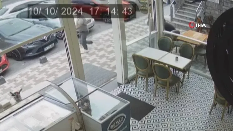 İstanbul'da bir şahıs yolda yürüyen 3 kişiyi böyle bıçakladı!