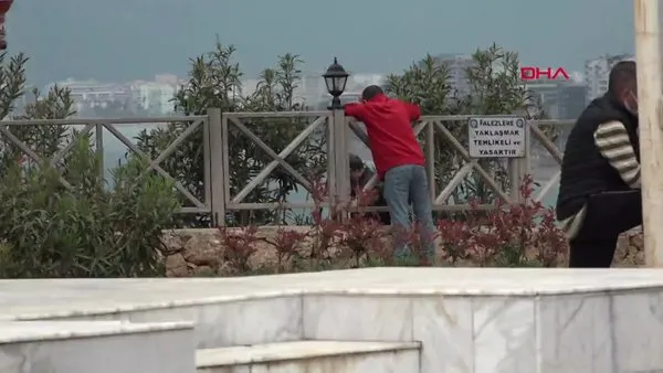Antalya'da intihar için çıktığı falezlerde polislerden kebap isteyen şahıs kamerada