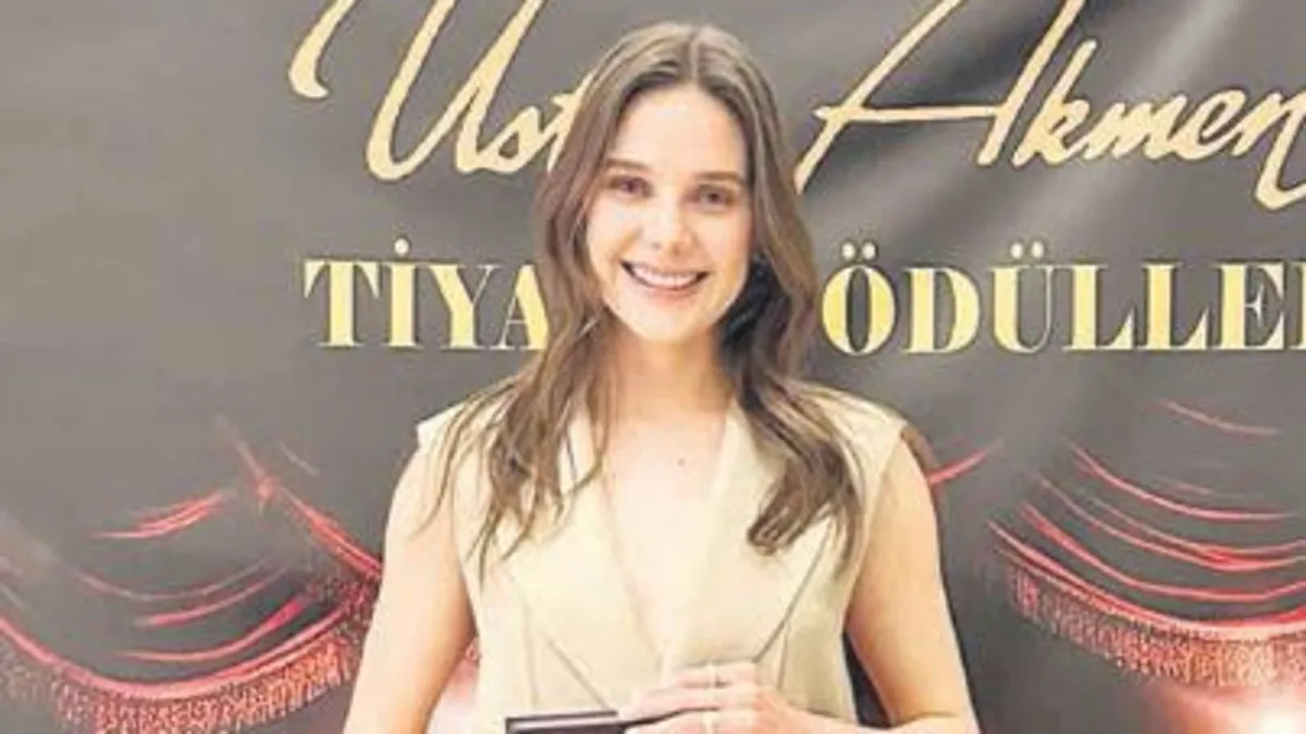 Alina Boz’a ‘Yılın Umut Veren Kadın Oyuncusu’ ödülü Alina Boz’a ‘Yılın Umut Veren Kadın Oyuncusu’ ödülü